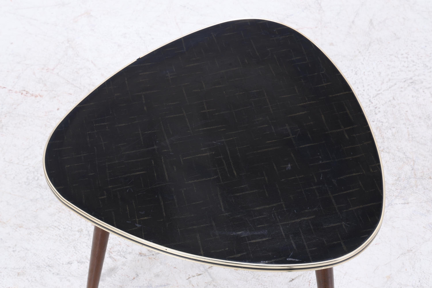 Vintage Beistelltisch in Nierenform – Schwarz verzierte Tischplatte | Mid Century Design