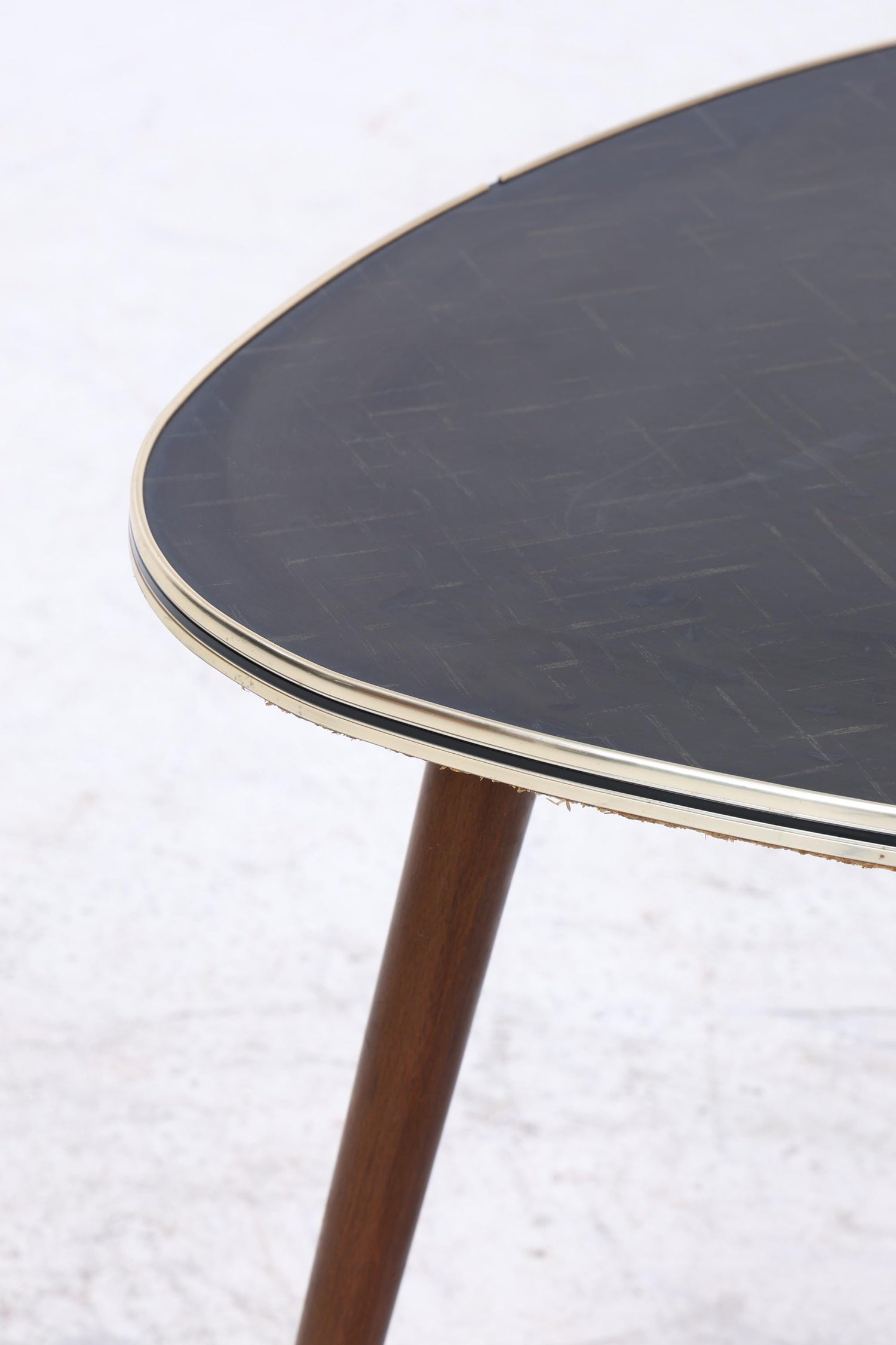 Vintage Beistelltisch in Nierenform – Schwarz verzierte Tischplatte | Mid Century Design
