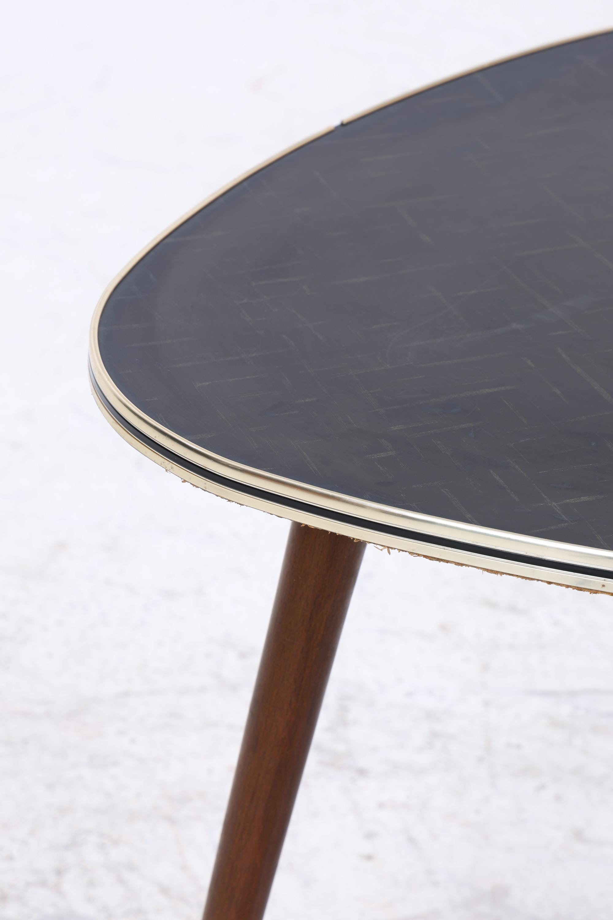 Vintage Beistelltisch in Nierenform – Schwarz verzierte Tischplatte | Mid Century Design