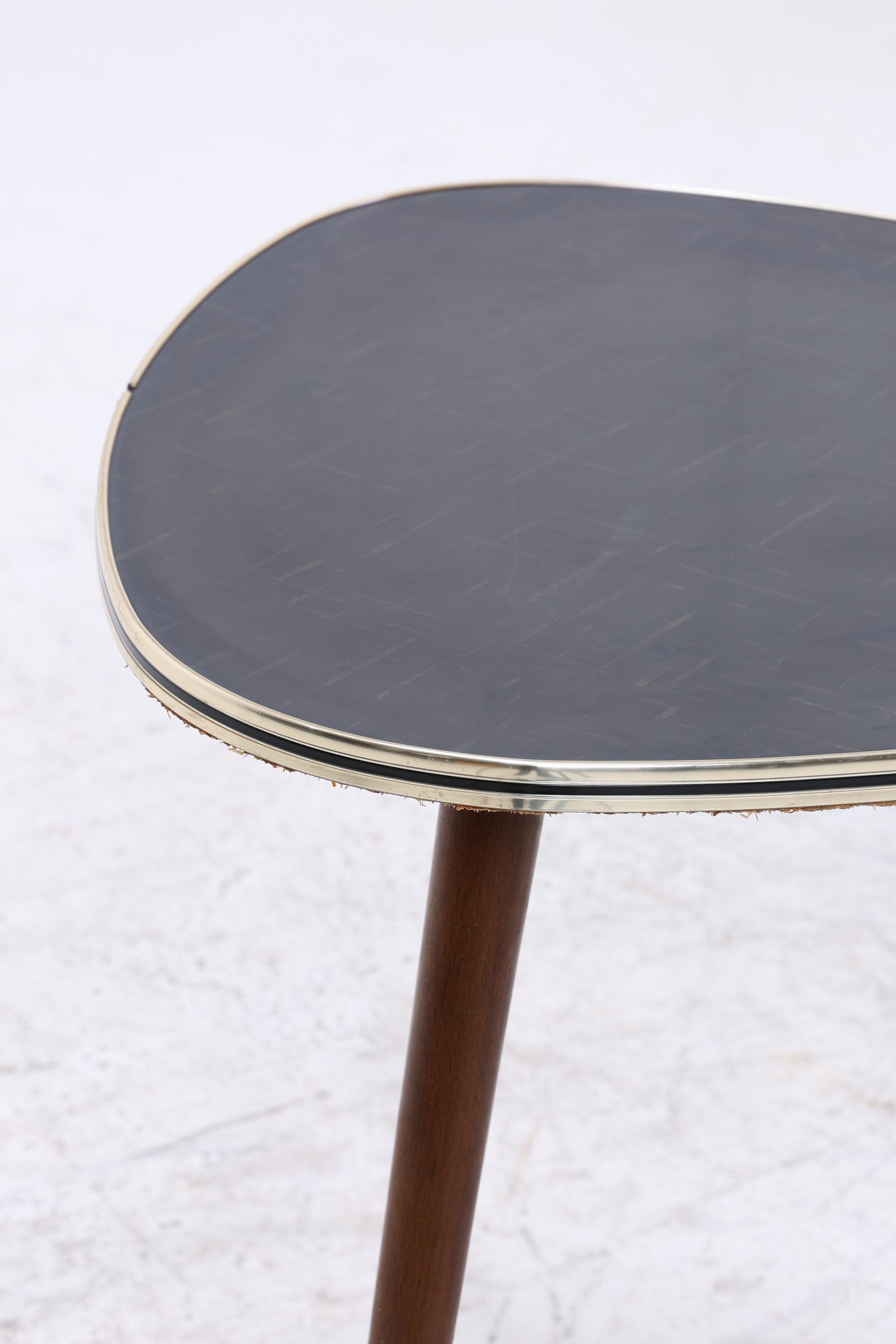 Vintage Beistelltisch in Nierenform – Schwarz verzierte Tischplatte | Mid Century Design