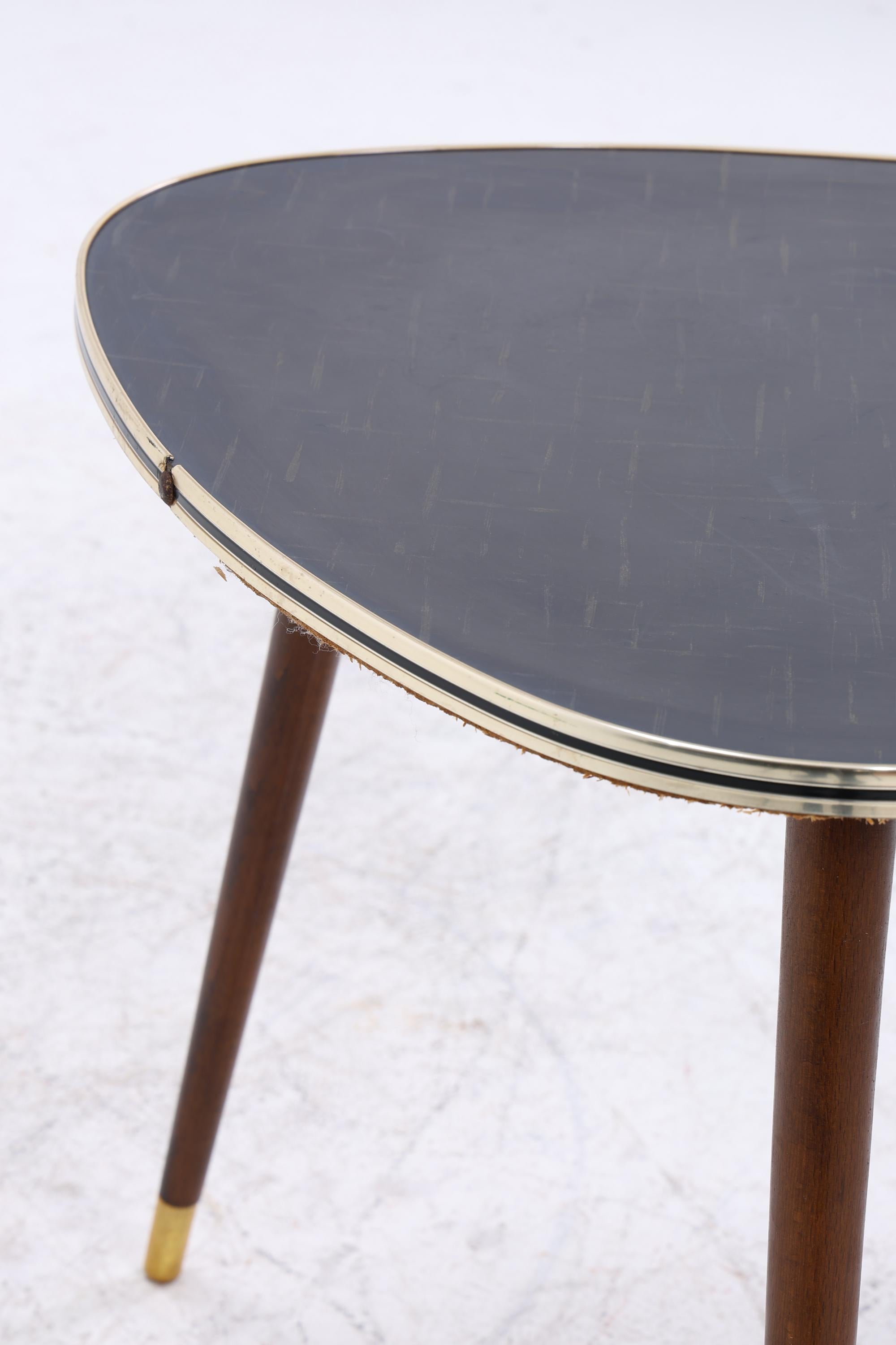 Vintage Beistelltisch in Nierenform – Schwarz verzierte Tischplatte | Mid Century Design