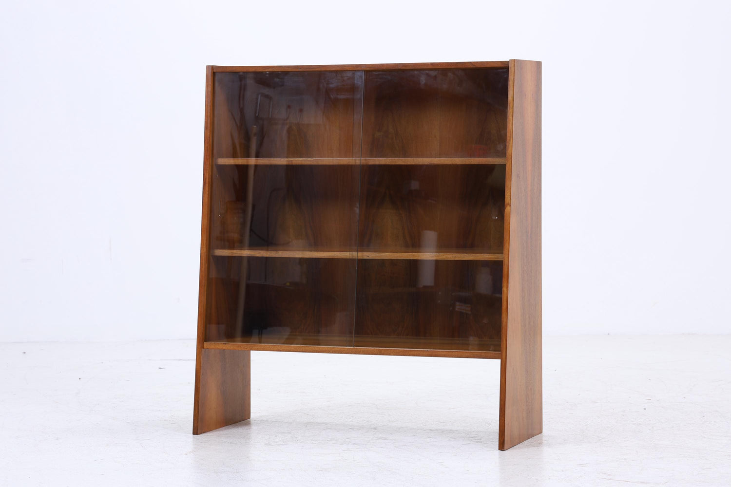 Kleines Vintage Nussbaum Bücherregal | Mid Century Vitrine | 60er Retro Holz Aufbewahrung