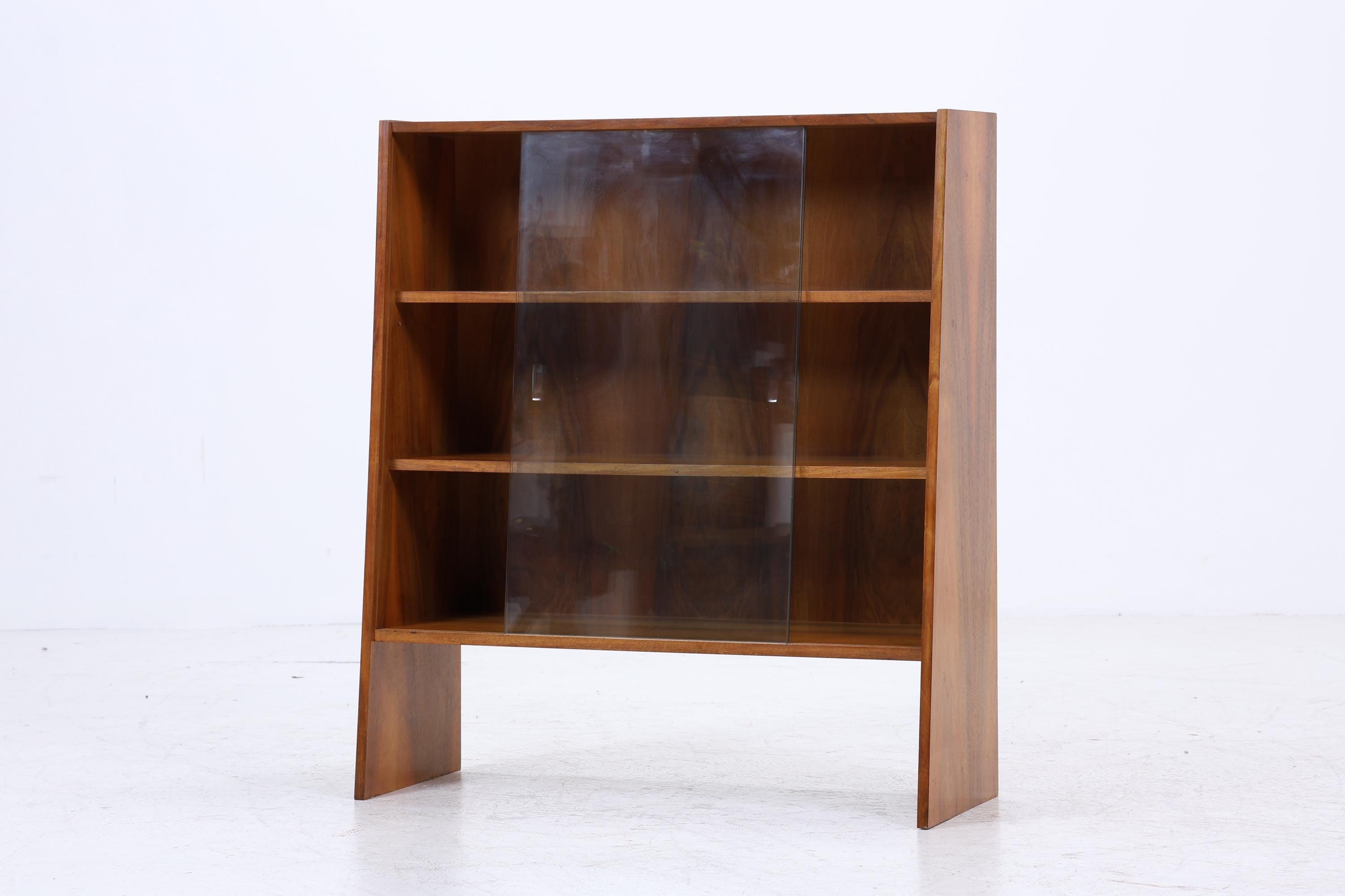 Kleines Vintage Nussbaum Bücherregal | Mid Century Vitrine | 60er Retro Holz Aufbewahrung