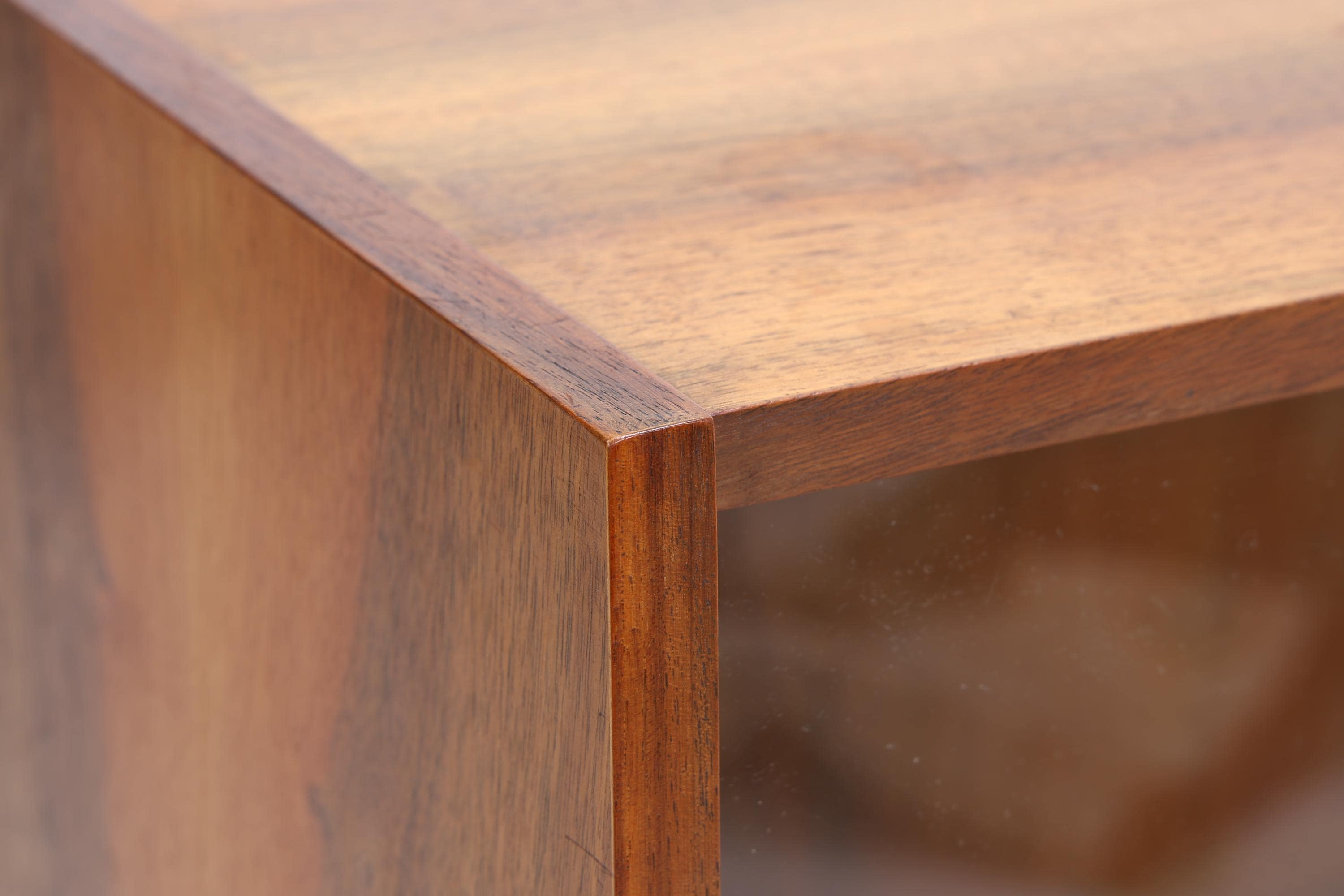 Kleines Vintage Nussbaum Bücherregal | Mid Century Vitrine | 60er Retro Holz Aufbewahrung