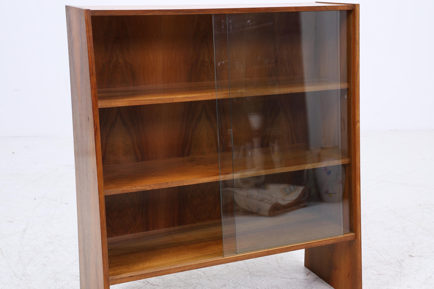 Kleines Vintage Nussbaum Bücherregal | Mid Century Vitrine | 60er Retro Holz Aufbewahrung