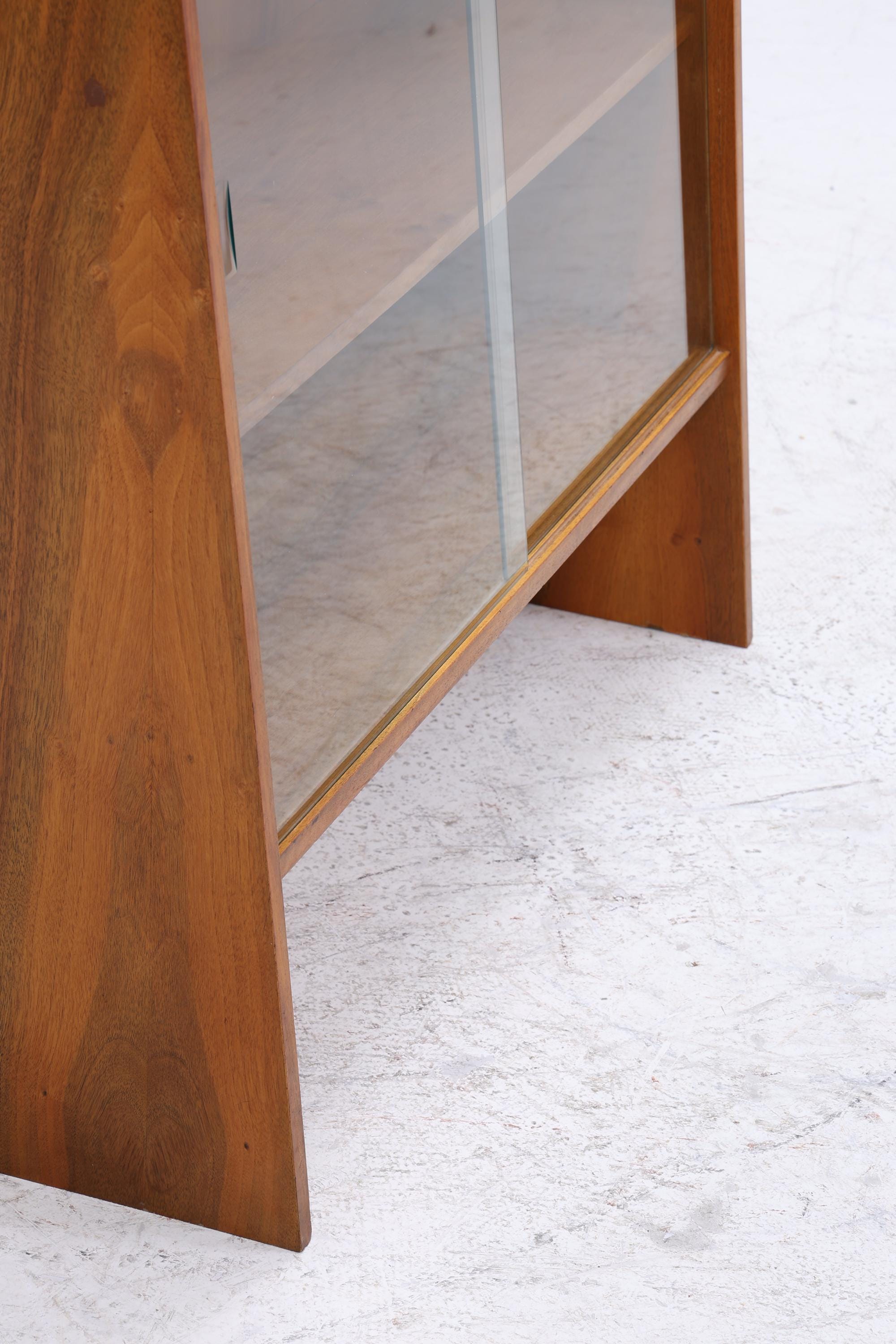 Kleines Vintage Nussbaum Bücherregal | Mid Century Vitrine | 60er Retro Holz Aufbewahrung