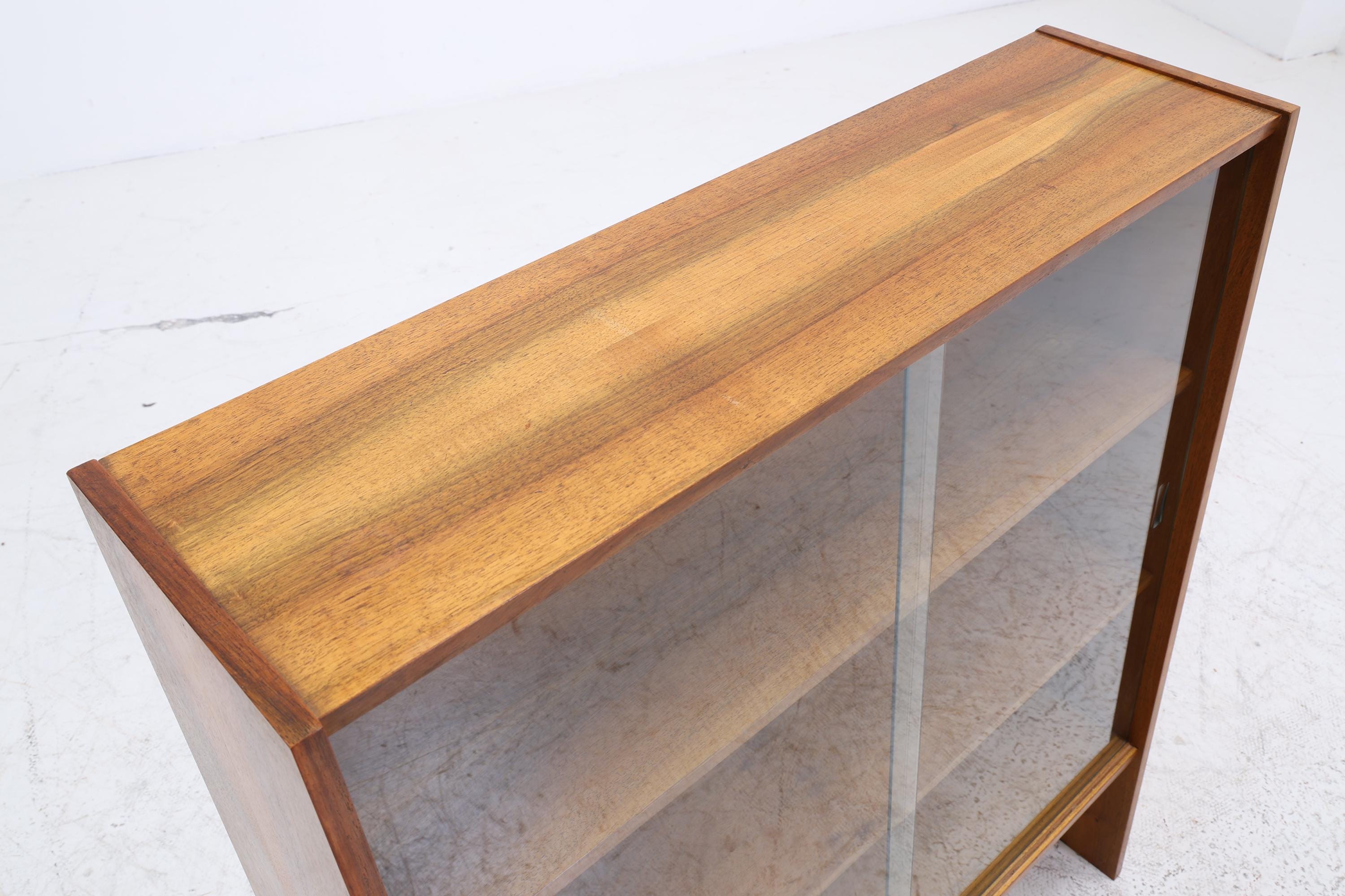 Kleines Vintage Nussbaum Bücherregal | Mid Century Vitrine | 60er Retro Holz Aufbewahrung