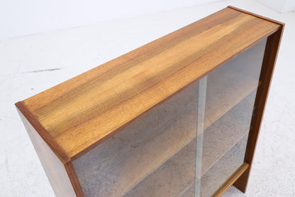 Kleines Vintage Nussbaum Bücherregal | Mid Century Vitrine | 60er Retro Holz Aufbewahrung