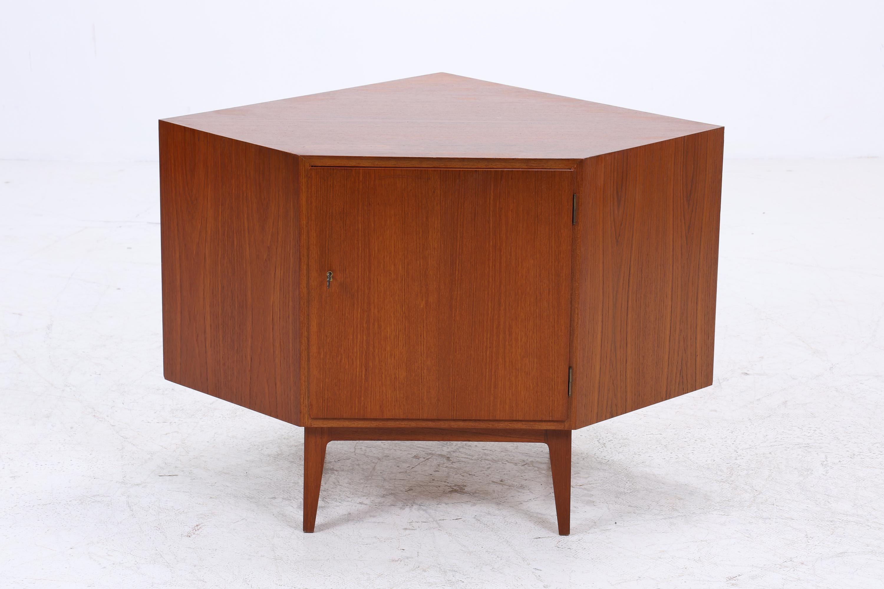 Teak Eckkommode | Vintage Mid Century | 1960er Design mit Tür und Regalboden