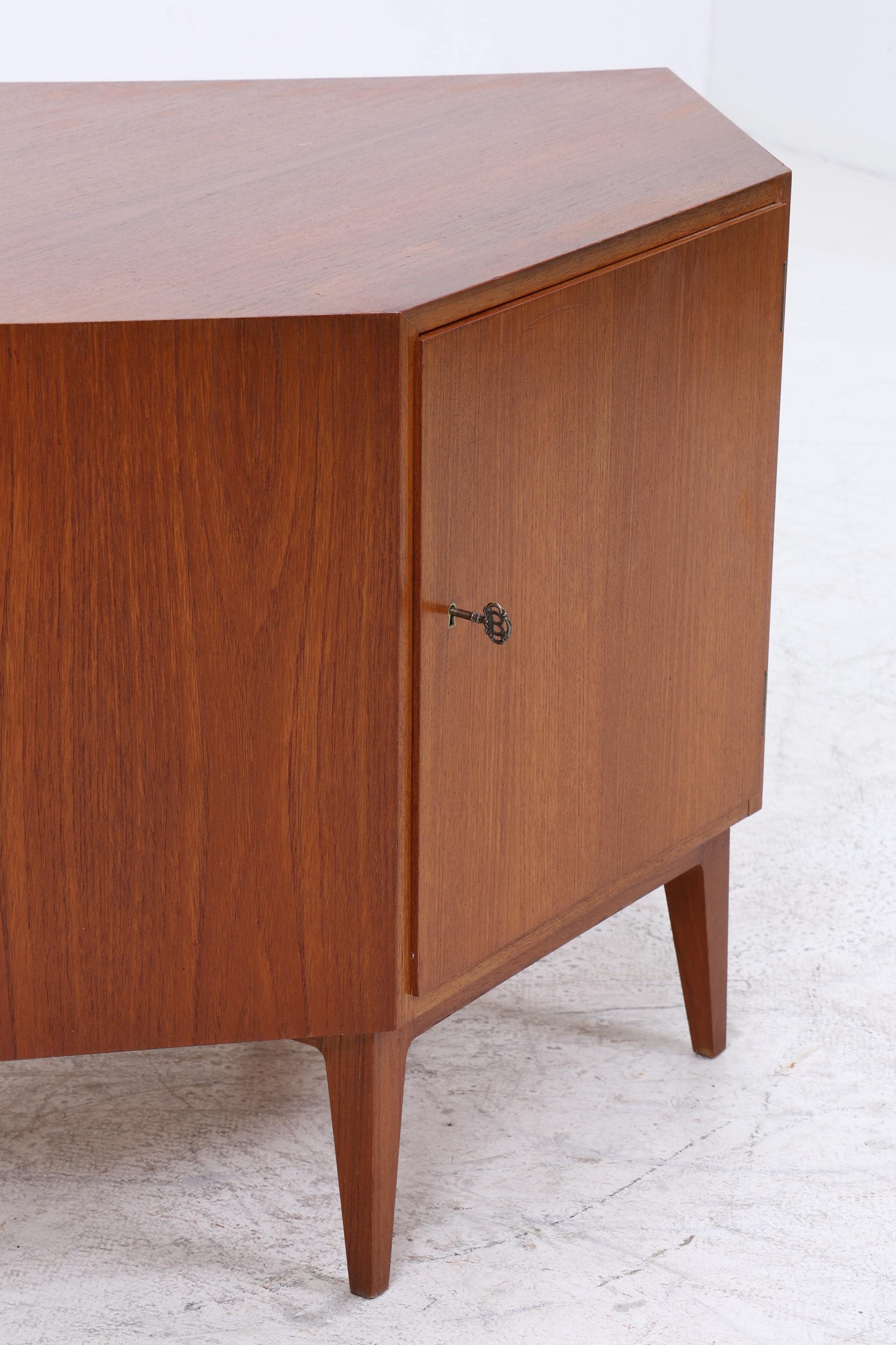 Teak Eckkommode | Vintage Mid Century | 1960er Design mit Tür und Regalboden