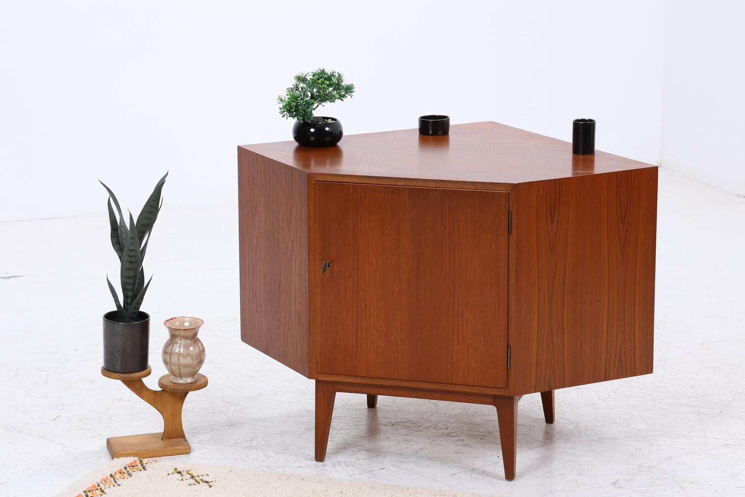 Teak Eckkommode | Vintage Mid Century | 1960er Design mit Tür und Regalboden