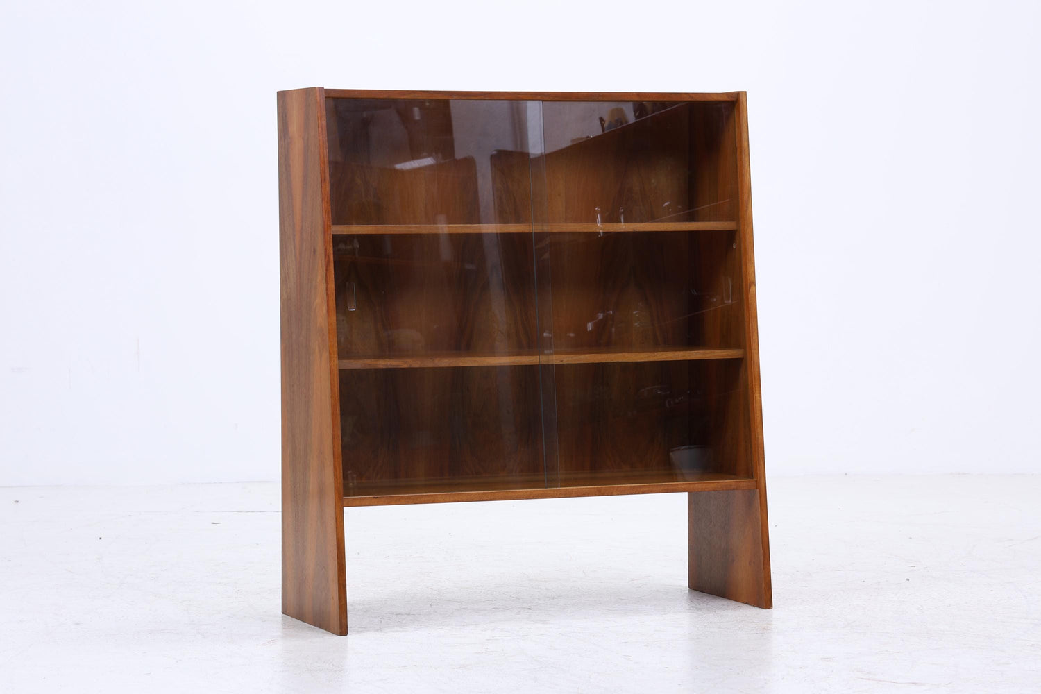 Kleines Vintage Nussbaum Bücherregal | Mid Century Vitrine | 60er Retro Holz Aufbewahrung