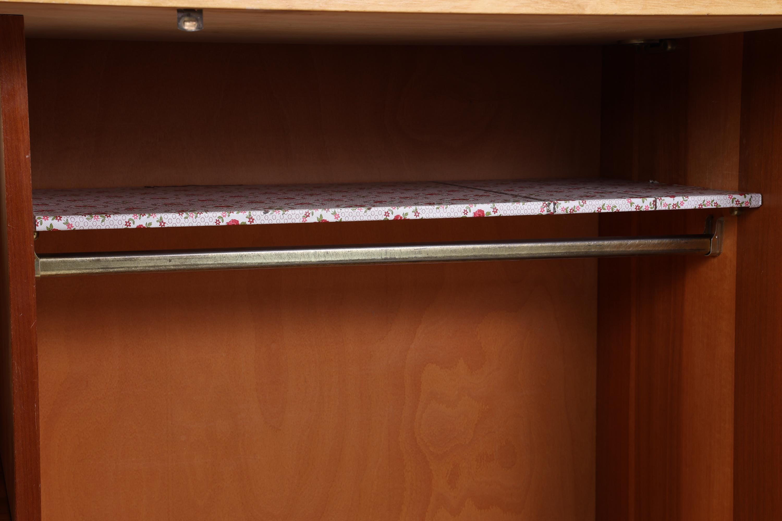 Vintage Kleiderschrank | Mid Century Wäscheschrank 2-türig | Kleiderstange &amp; Fächer | ausziehbare Kleiderstange