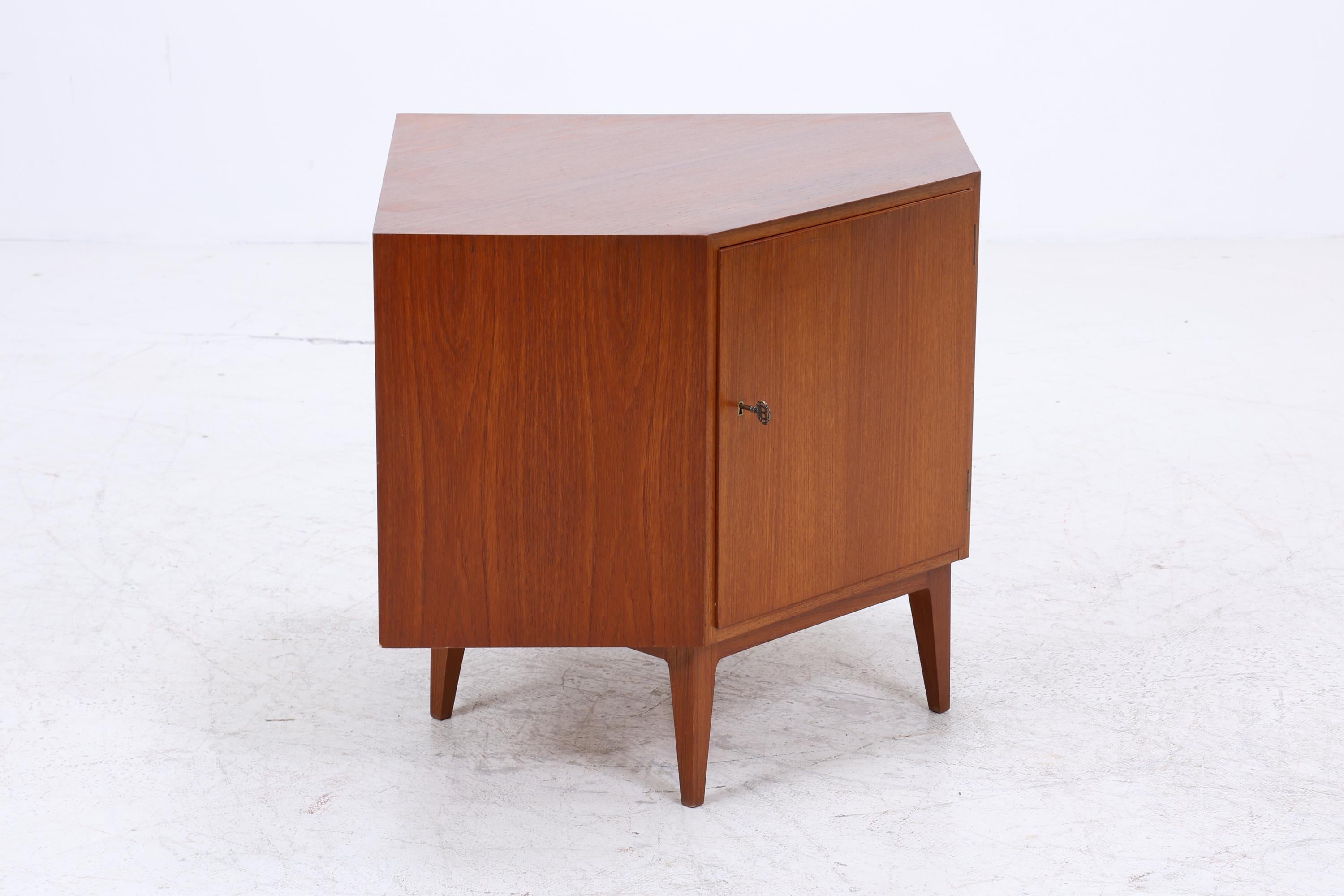 Teak Eckkommode | Vintage Mid Century | 1960er Design mit Tür und Regalboden