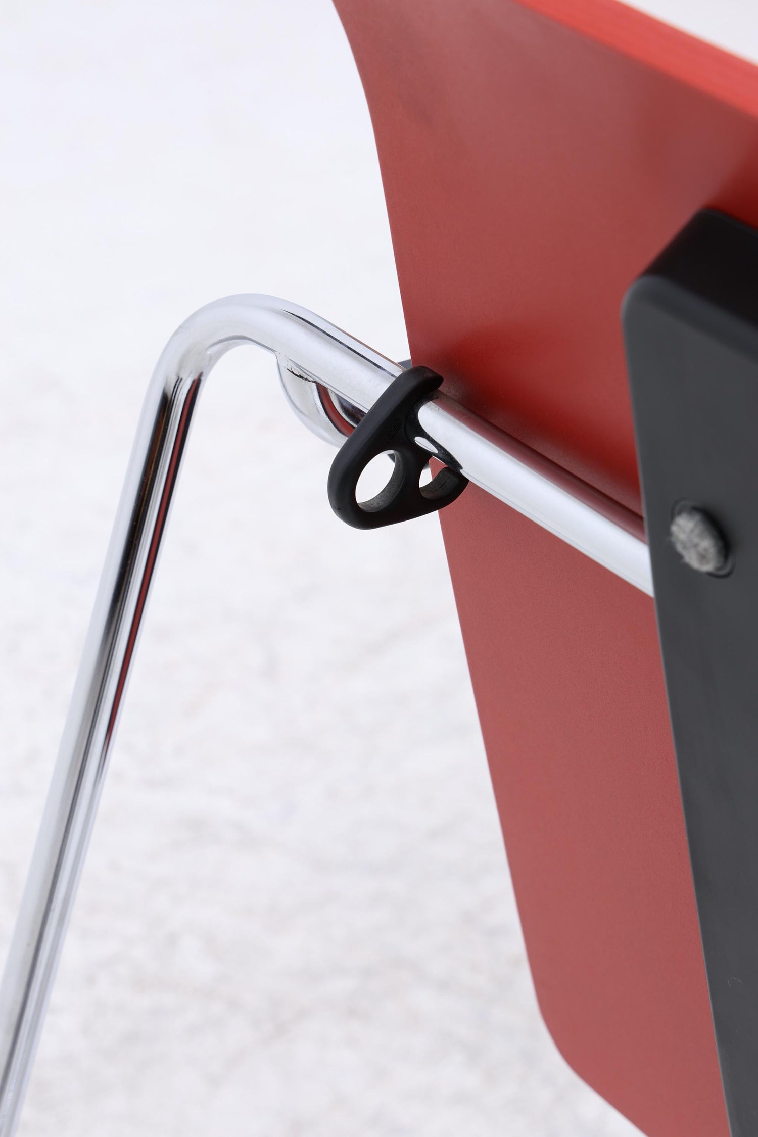 Vintage Stuhl Designklassiker | Ilian Milinov für ORT | Moderner Multifunktionsstuhl Tisch Rot Schwarz