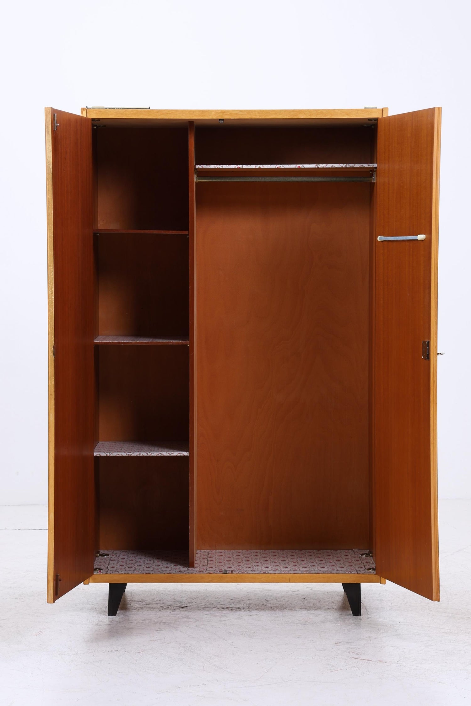 Vintage Kleiderschrank | Mid Century Wäscheschrank 2-türig | Kleiderstange &amp; Fächer | ausziehbare Kleiderstange