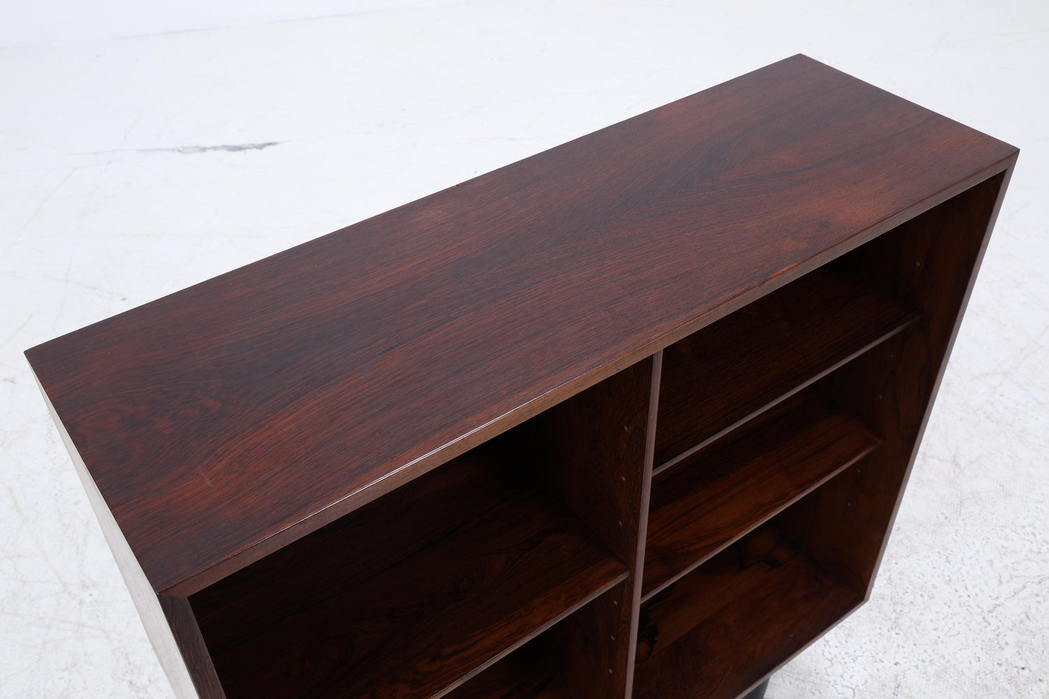 Vintage Palisander Regal | Mid-Century Bücherregal mit schwarzen Beinen | Skandinavisches Design 1960er