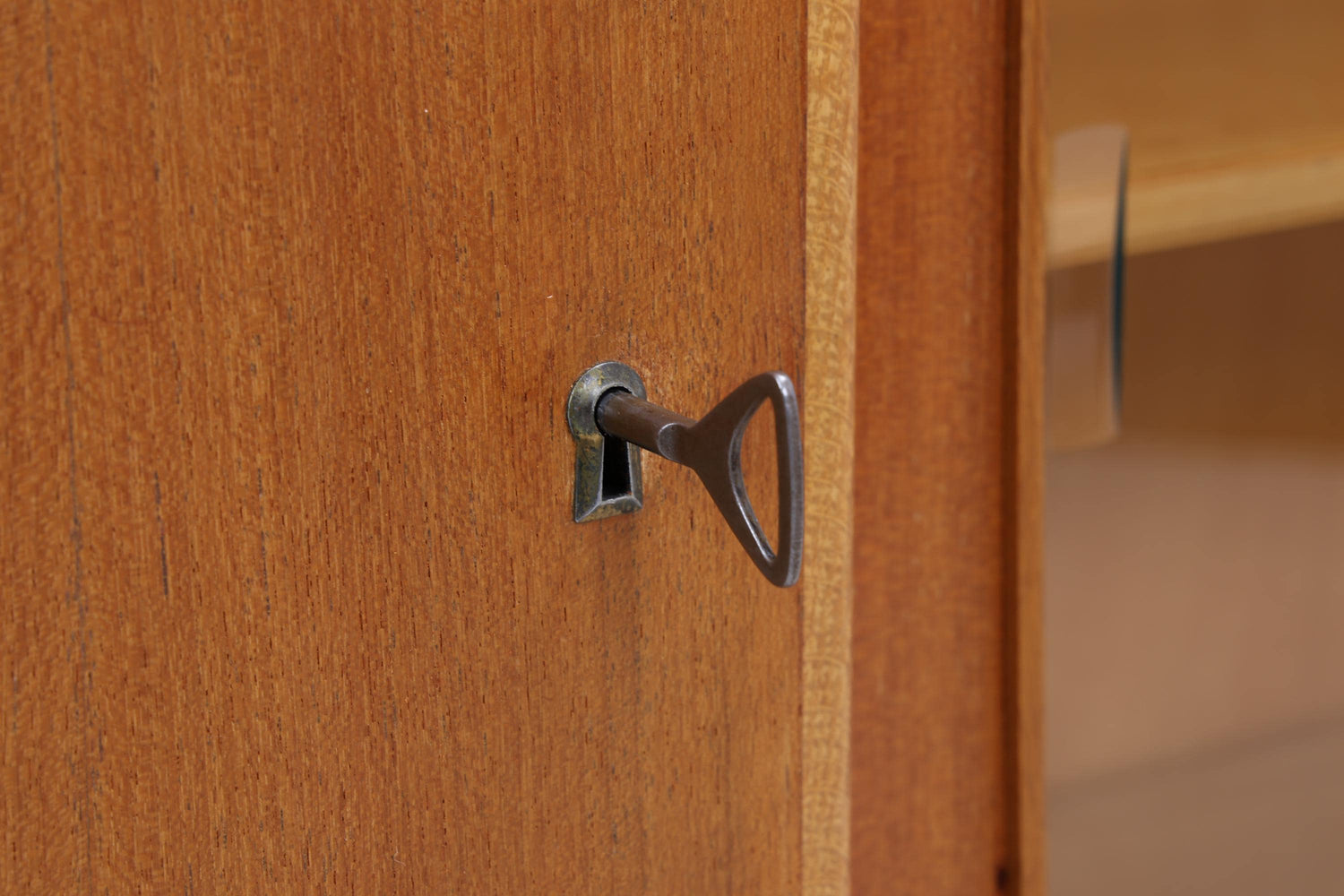 Vintage Vitrine aus den 60ern | Mid-Century Highboard mit Glas-Schiebetüren