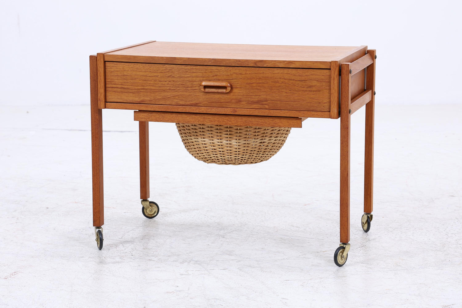 Vintage Teak Nähkasten | Danish Design | Mid-Century Beistelltisch auf Rollen