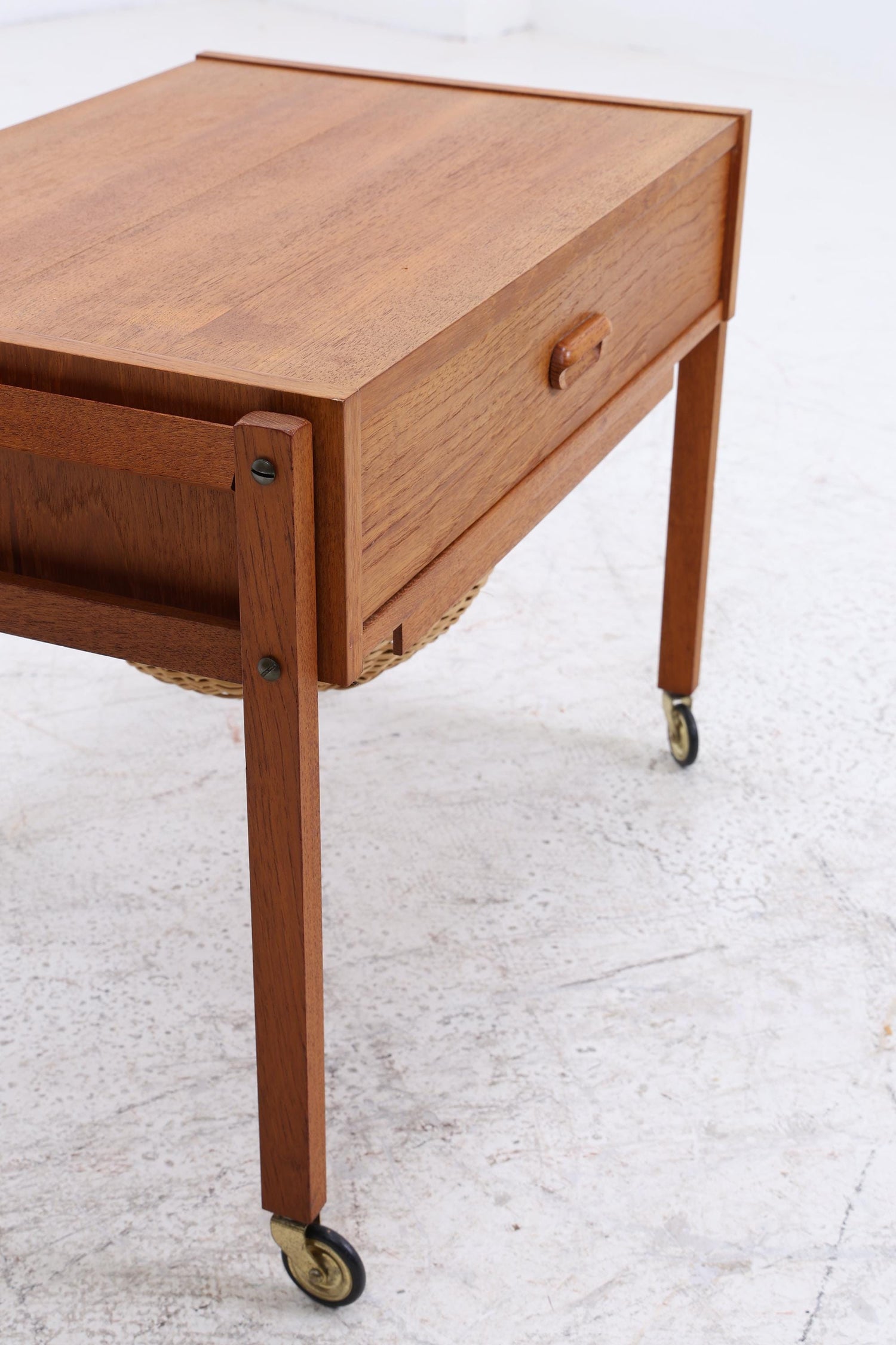 Vintage Teak Nähkasten | Danish Design | Mid-Century Beistelltisch auf Rollen