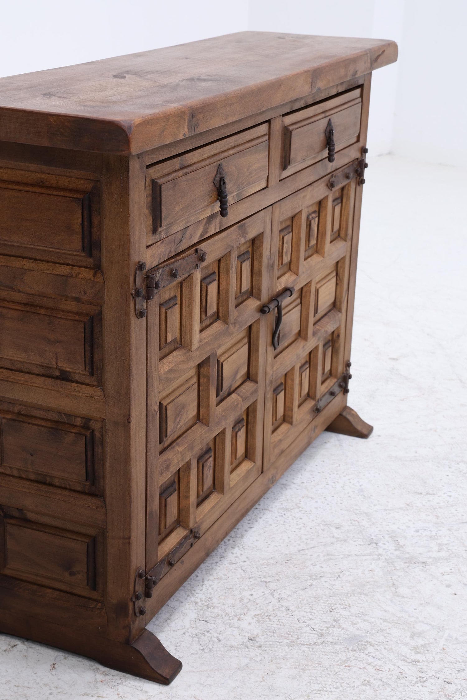 Barock Nussbaum Kommode | Spanischer Landhaus Stil mit Eisenbeschlägen