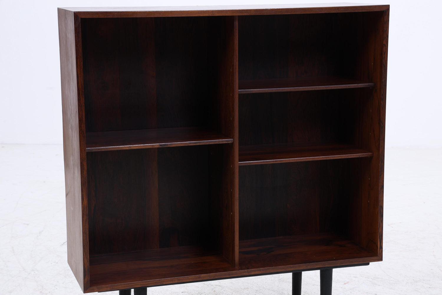 Vintage Palisander Regal | Mid-Century Bücherregal mit schwarzen Beinen | Skandinavisches Design 1960er