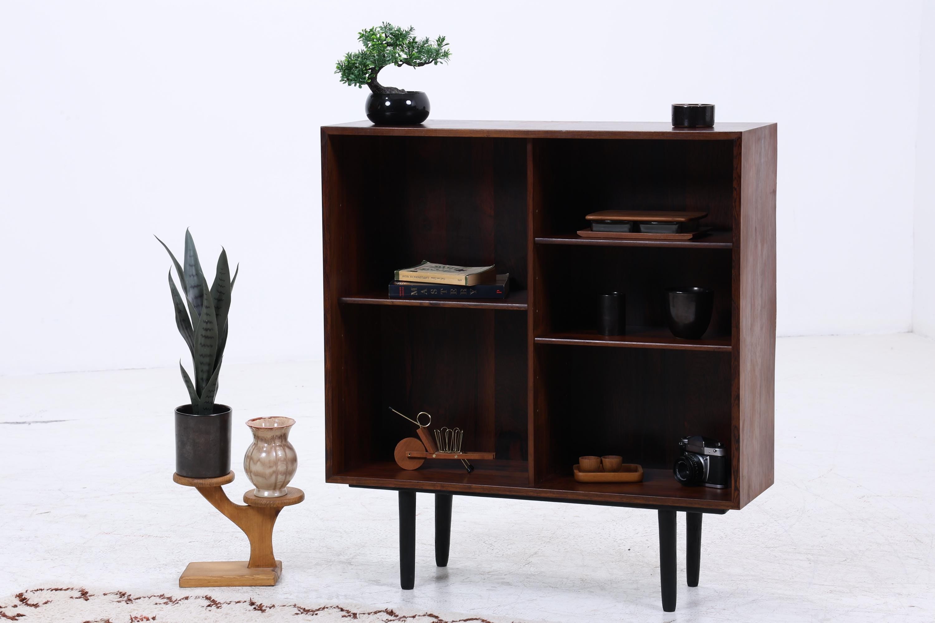 Vintage Palisander Regal | Mid-Century Bücherregal mit schwarzen Beinen | Skandinavisches Design 1960er