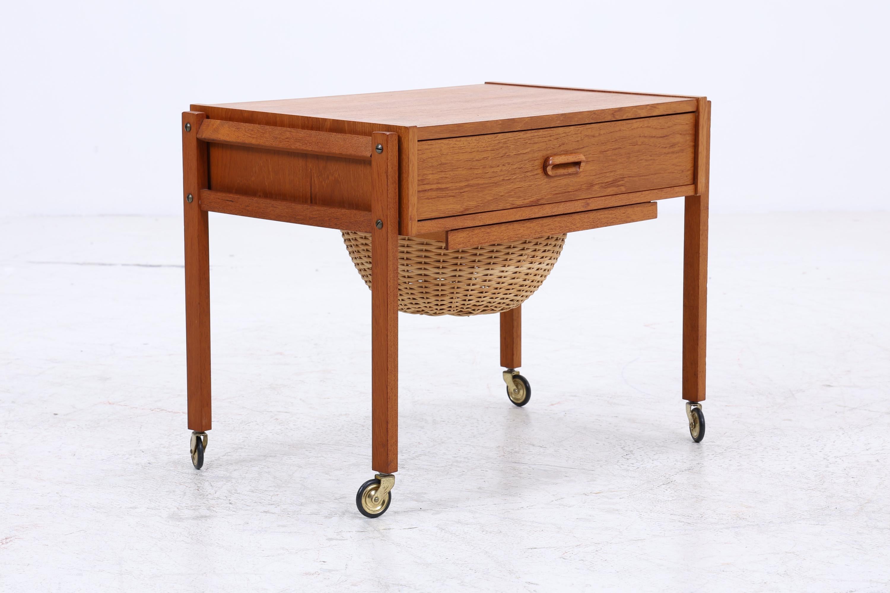 Vintage Teak Nähkasten | Danish Design | Mid-Century Beistelltisch auf Rollen