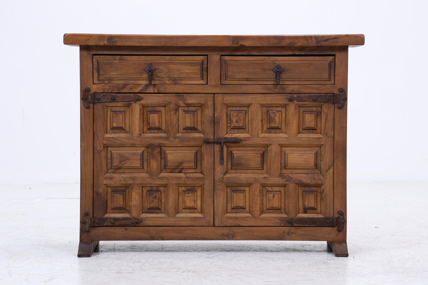 Barock Nussbaum Kommode | Spanischer Landhaus Stil mit Eisenbeschlägen