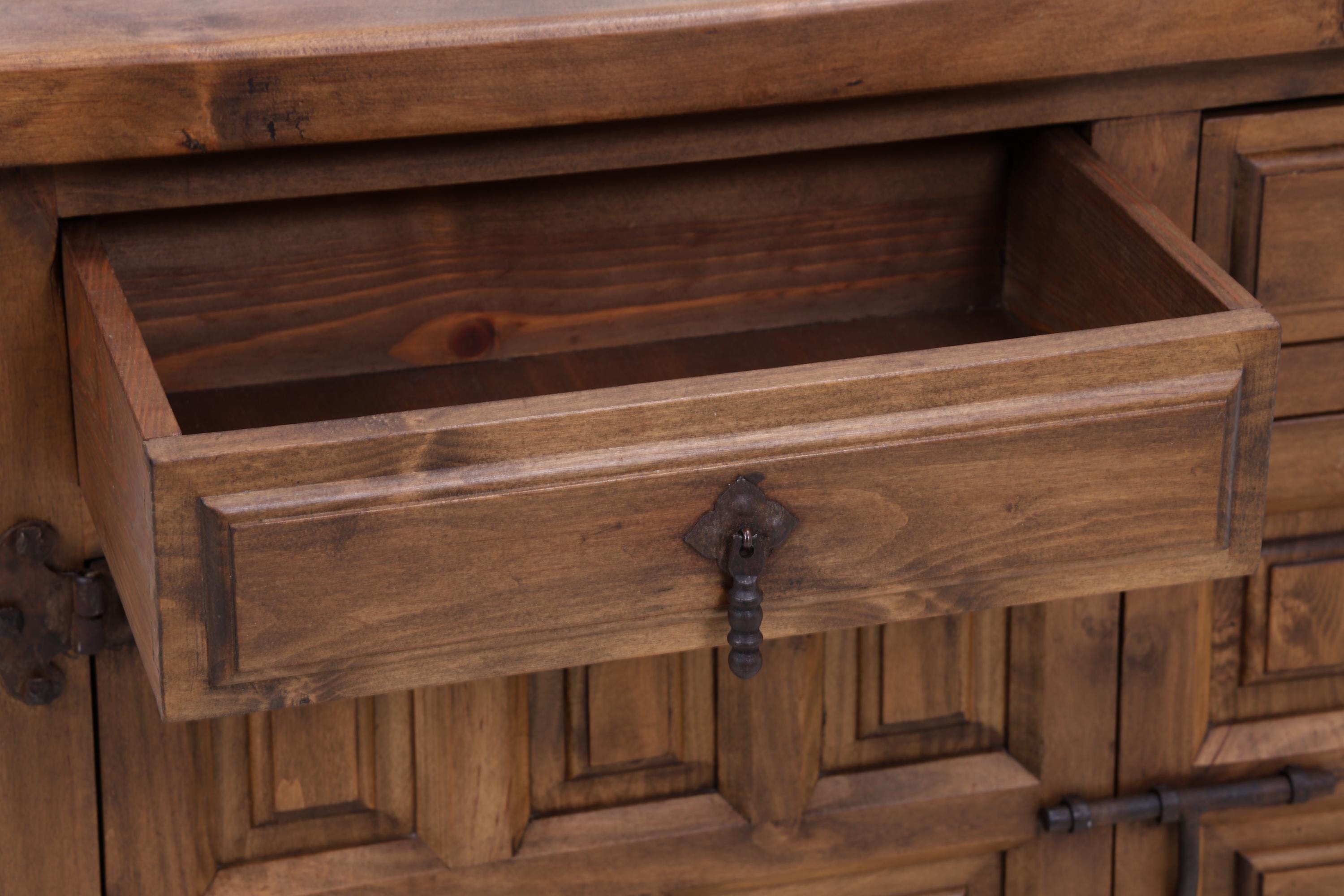Barock Nussbaum Kommode | Spanischer Landhaus Stil mit Eisenbeschlägen
