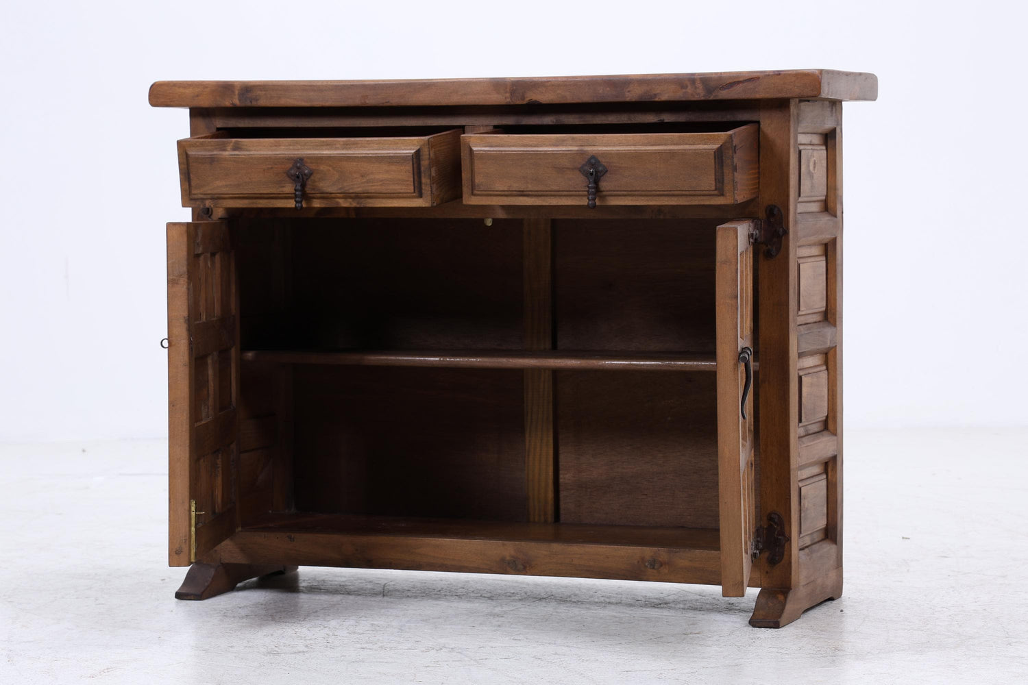 Barock Nussbaum Kommode | Spanischer Landhaus Stil mit Eisenbeschlägen