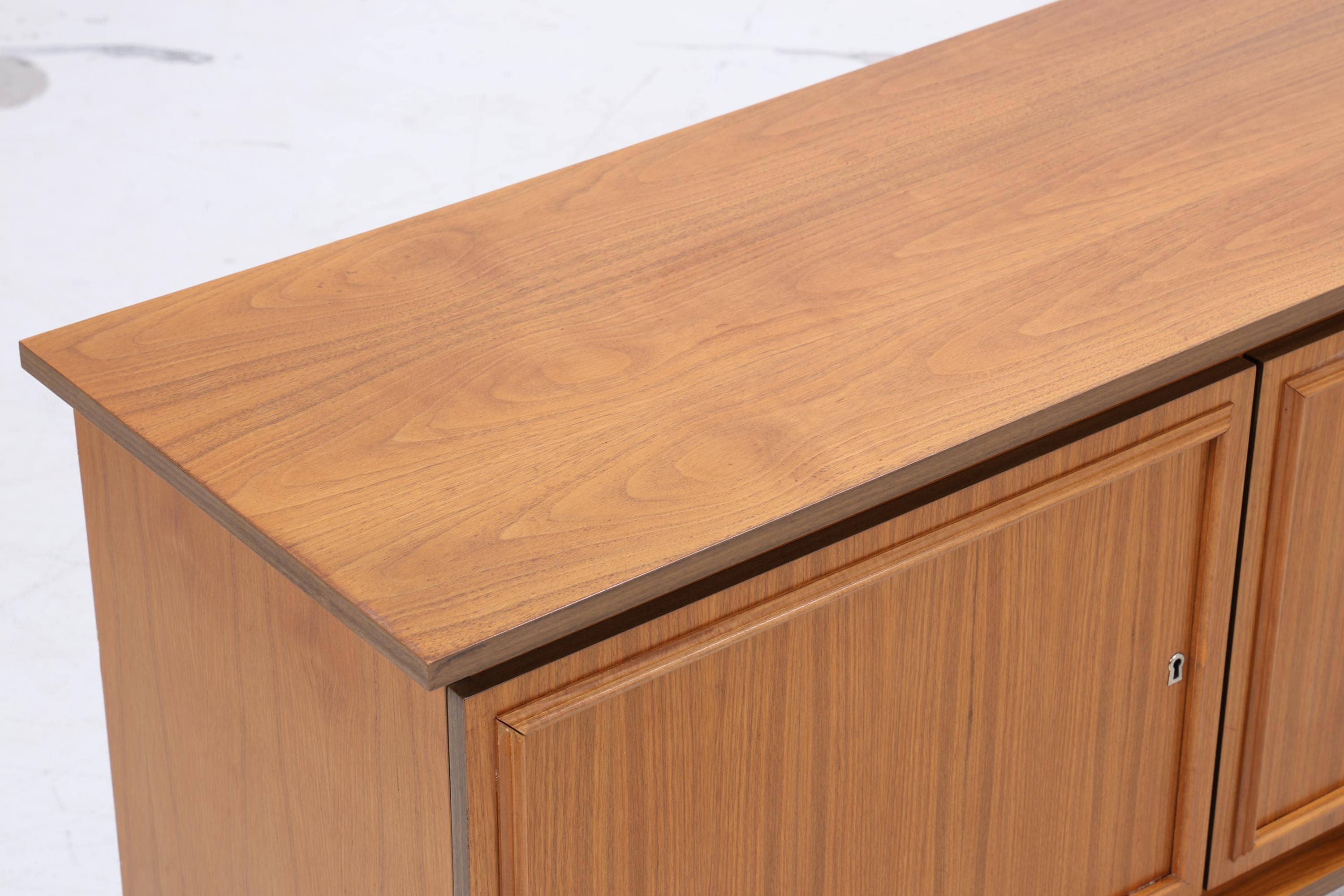 Vintage Nussbaum Sideboard 60er Jahre | Mid Century Schrank 70er
