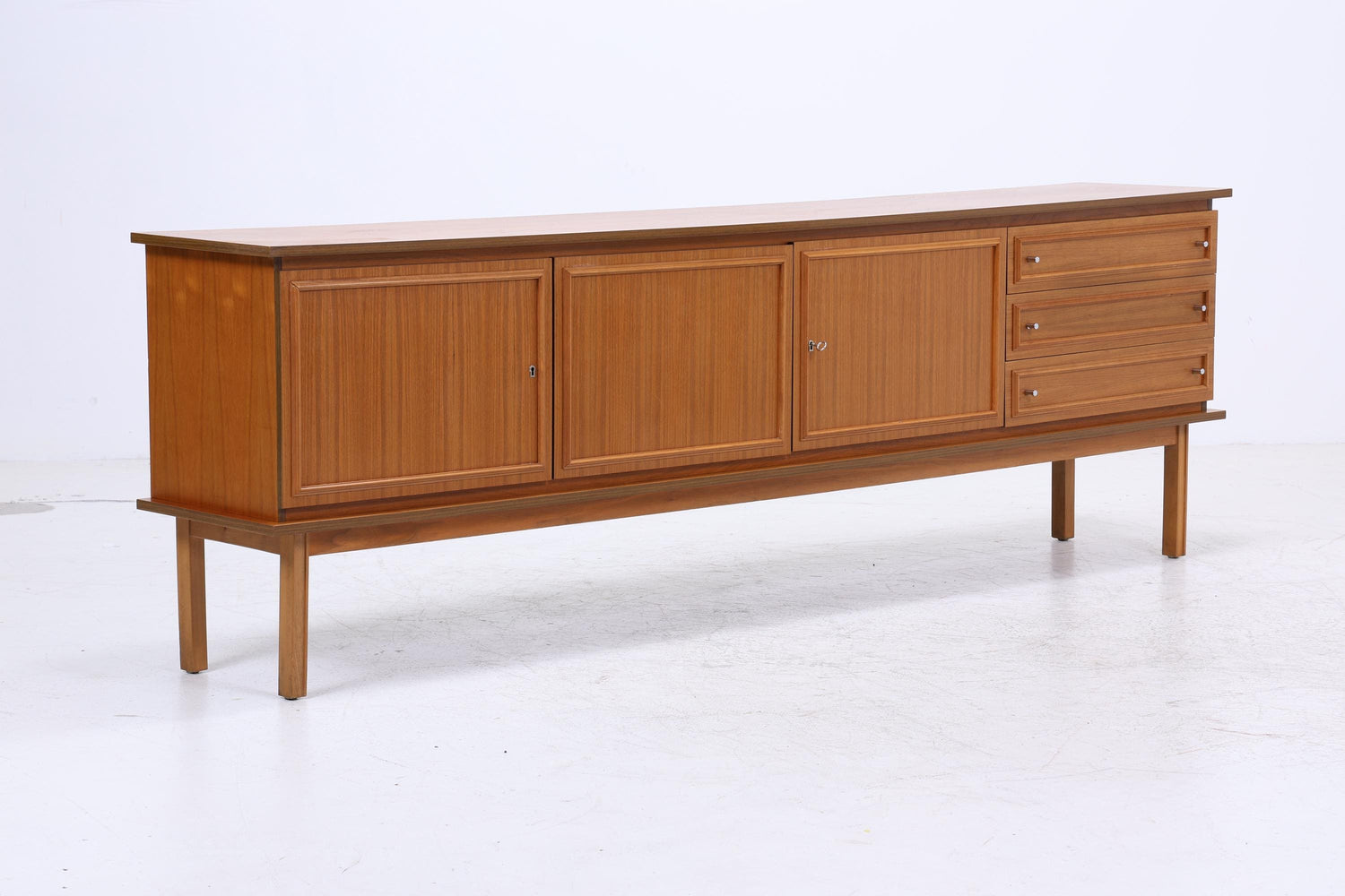 Vintage Nussbaum Sideboard 60er Jahre | Mid Century Schrank 70er