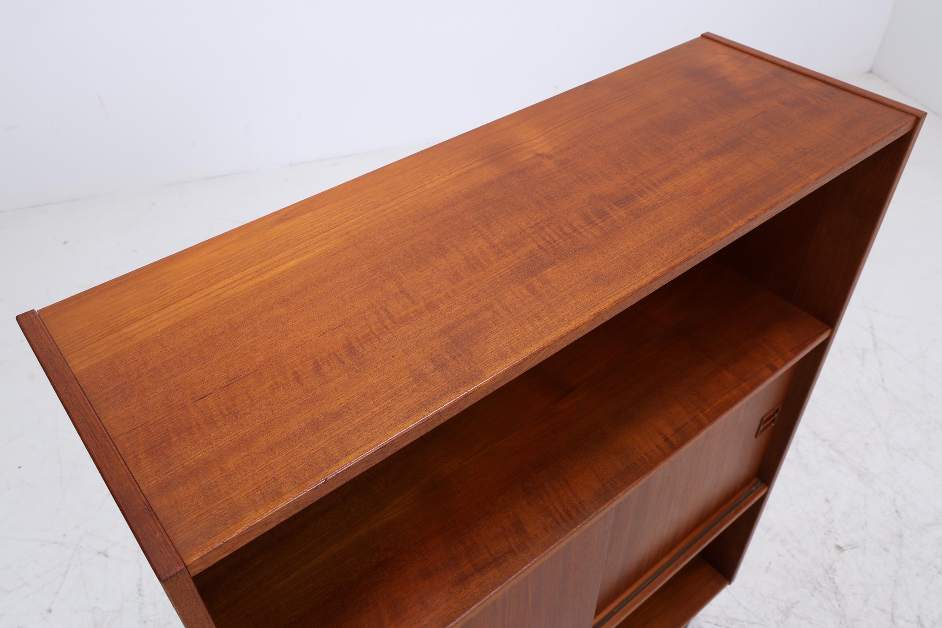 Vintage Teak Bücherschrank mit Schiebetüren | Mid Century Danish Design Regal 1960er